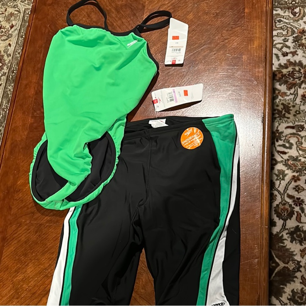 NWT-Speedo Swim Set, size 38. Bathing suit is reversable!